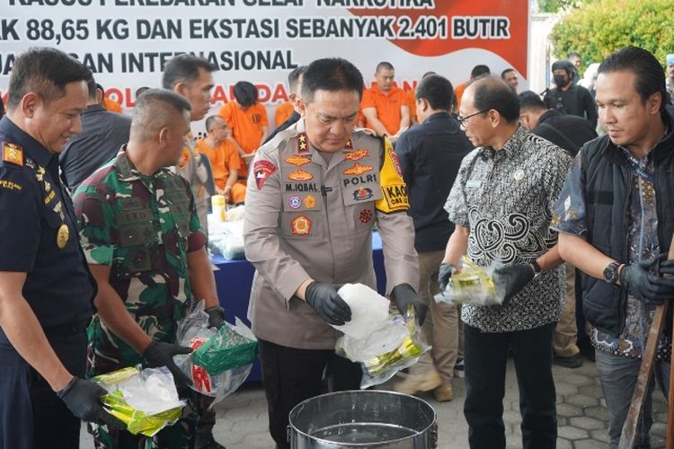 Kapolda Riau Irjen Mohammad Iqbal saat memusnahkan barang bukti narkotika di halaman Mapolda Riau di Jalan Pattimura, Kota Pekanbaru, Riau, Jumat (26/4/2024).
