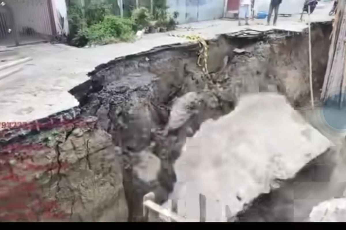 Potongan gambar Jalan Sampali, Kota Medan amblas, Rabu (19/6/2024)