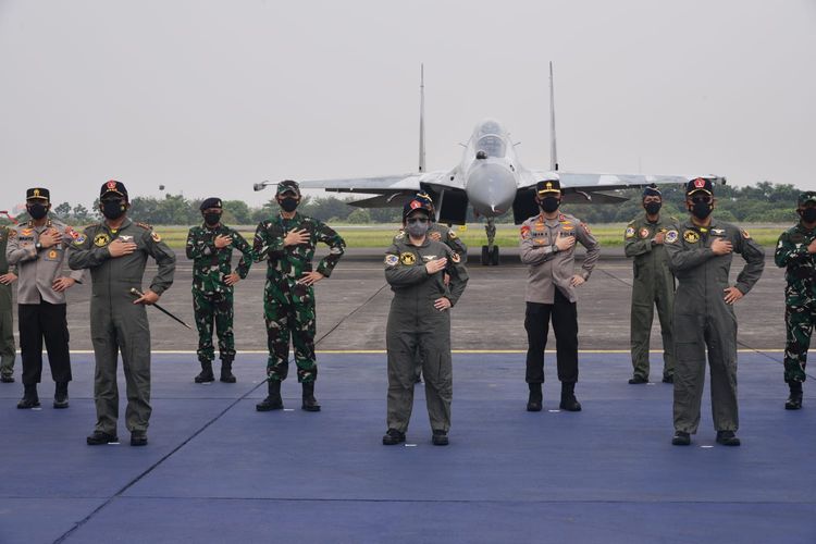Panglima TNI Marsekal Hadi Tjahjanto menyematkan brevet wing kehormatan penerbang kelas I kepada empat pejabat negara di Lanud Halim Perdanakusuma, Jakarta Timur, Selasa (5/10/2021).