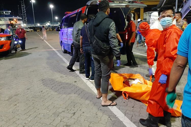 Polisi mengevakuasi kedua jasad dari Pelabuhan Merak ke RS dr Drajat Prawiranegara, Serang