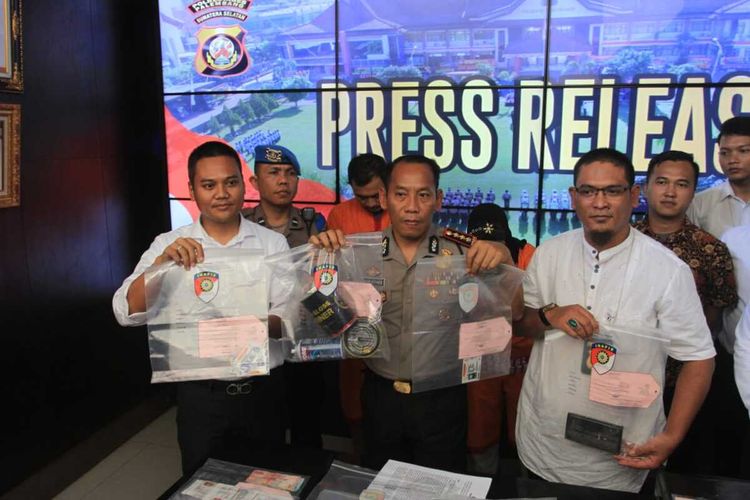 Kapolresta Palembang Kombes Pol Anom Setiyadji saat menunjukkan barang bukti berupa SIM palsu yang dicetak oleh tersangka Erlangga (38) menggunakan tiner dan printer, Senin (20/1/2020).