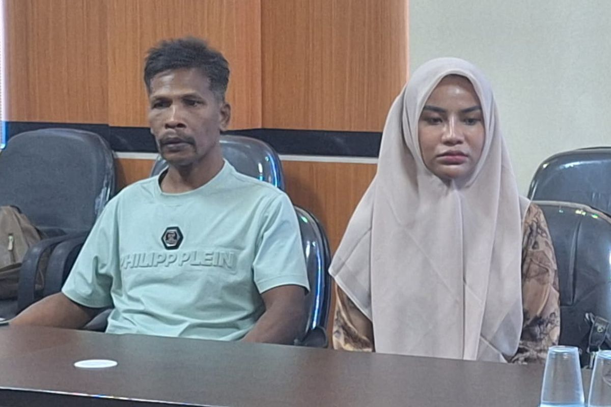Selebgram Aceh, Mira Ulfa, didampingi oleh ayah kandungnya menghadiri pemeriksaan di kantor Satpol PP/WH Aceh terkait kontennya yang viral di media sosial lantaran membaca basmallah sembari memainkan musik DJ, Selasa (21/1/2025).