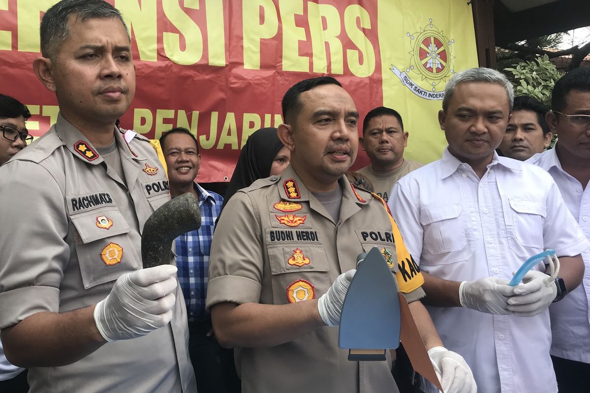 Kapolres Metro Jakarta Utara Kombes Budhi Herdi Susianto menunjukan barang bukti yang digunakan seorang wanita berinisial TVL untuk menganiaya perkerja rumah tangga (PRTI di rumahnya, yaitu LN. LN ditemukan tewas pada Senin (20/5/2019) kemarin pukul 03.00 WIB. Foto diambil saat konfrensi pers di Polsek Penjaringan, Selasa (21/5/2019).