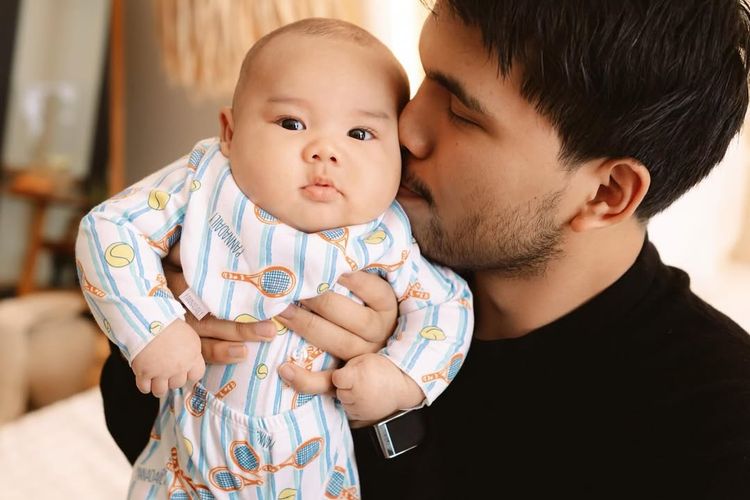 Baby Arash, putra Aaliyah Massaid dan Thariq Halilintar, kini berusia 3 bulan. Inilah potret kebersamaan mereka yang hangat dan menuai banyak pujian.