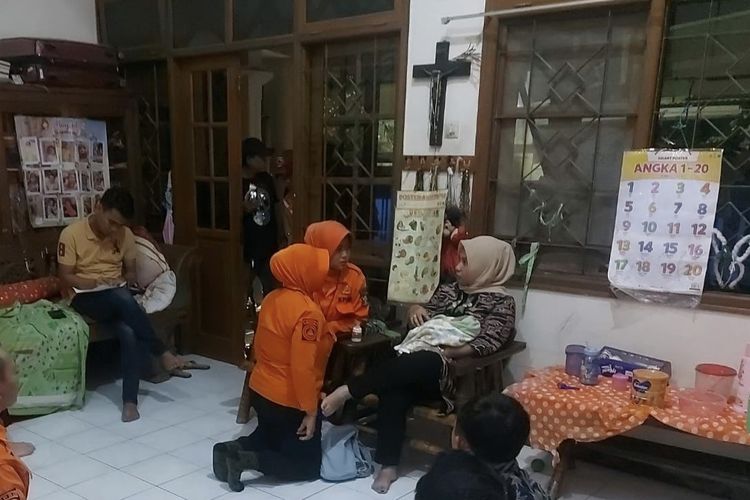 Petugas saat mengecek kondisi kesehatan bayi berusia satu hari karena dibuang di minimarket Surabaya, Jumat (10/11/2023).