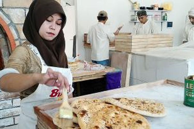 Suasana di kedai Arab Bakery, Jalan Raya Puncak, Cisarua, Kabupaten Bogor. Di sepanjang Jalan Raya Puncak setidaknya ada 13 restoran dan kedai yang menyajikan berbagai jenis kuliner Timur Tengah.