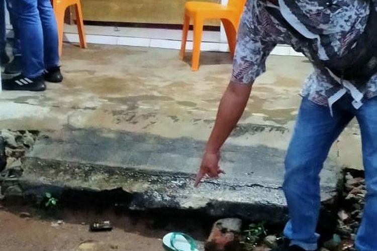 Sandal jepit milik pelaku yang ditemukan di depan gerai BRI Link Way Bungur Lampung Timur.