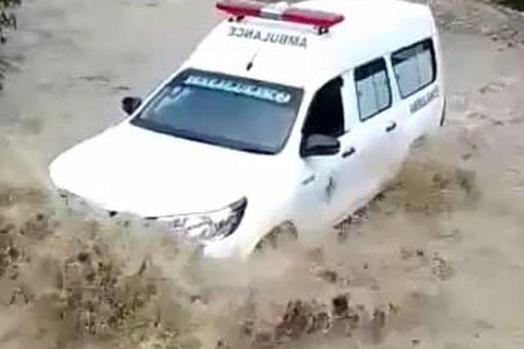 Mobil ambulans nekat menyeberang sungai saat banjir di Kabupaten Belu, NTT
