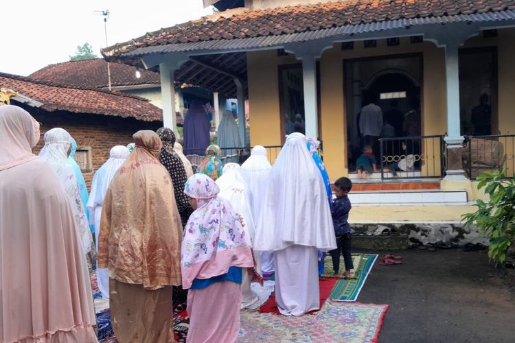 Jemaah Islam Aboge shalat Id di Dusun Sikunir, Desa Kracak, Kecamatan Ajibarang, Kabupaten Banyumas, Rabu (19/6/2024).