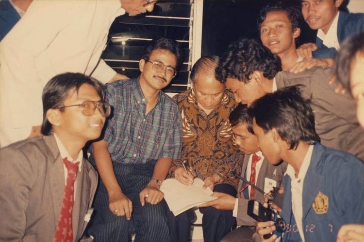 BJ Habibie bersama para tokoh cendekiawan Muslim pada hari berdirinya ICMI pada 7 Desember 1990.
