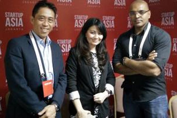 Teguh Wahyono, Presiden Direktur Telkom Metra, General Manager Digital Entertainment Digtal Service, PT XL Axiata Tbk., Revie Sylviana, dan Tauseef Riaz, Chief Digital Services Advisor Indosat (kiri ke kanan).