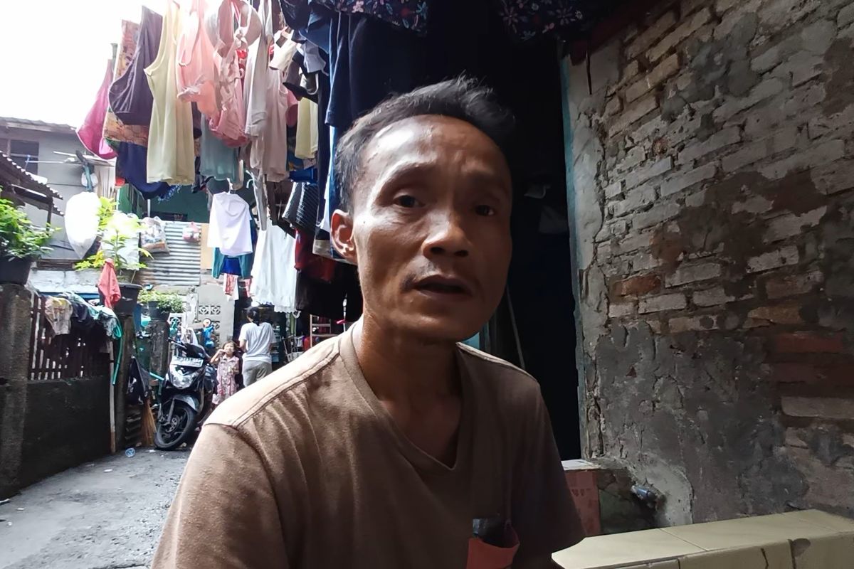Warga bernama Agus Yadi (51) saat ditemui Kompas.com di depan rumahnya, RT 06/RW 12, Tanah Tinggi, Johar Baru, Jakarta Pusat, Kamis (25/4/2024).