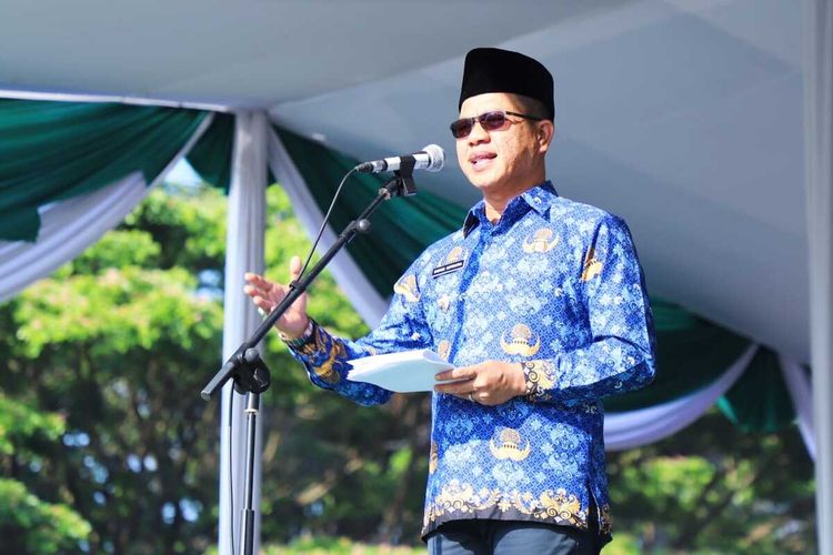 Bupati Bandung Dadang Supriatna saat memimpin upacara Hari Koperasi Nasional di Lapangan Upakarti Soreang Kabupaten Bandung, Senin (17/7/2023)