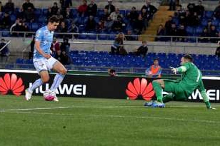 Miroslav Klose mencoba mengelabui Samir Handanovic pada pertandingan Lazio kontra Inter Milan di Stadion Olimpico, Minggu (1/5/2016). 