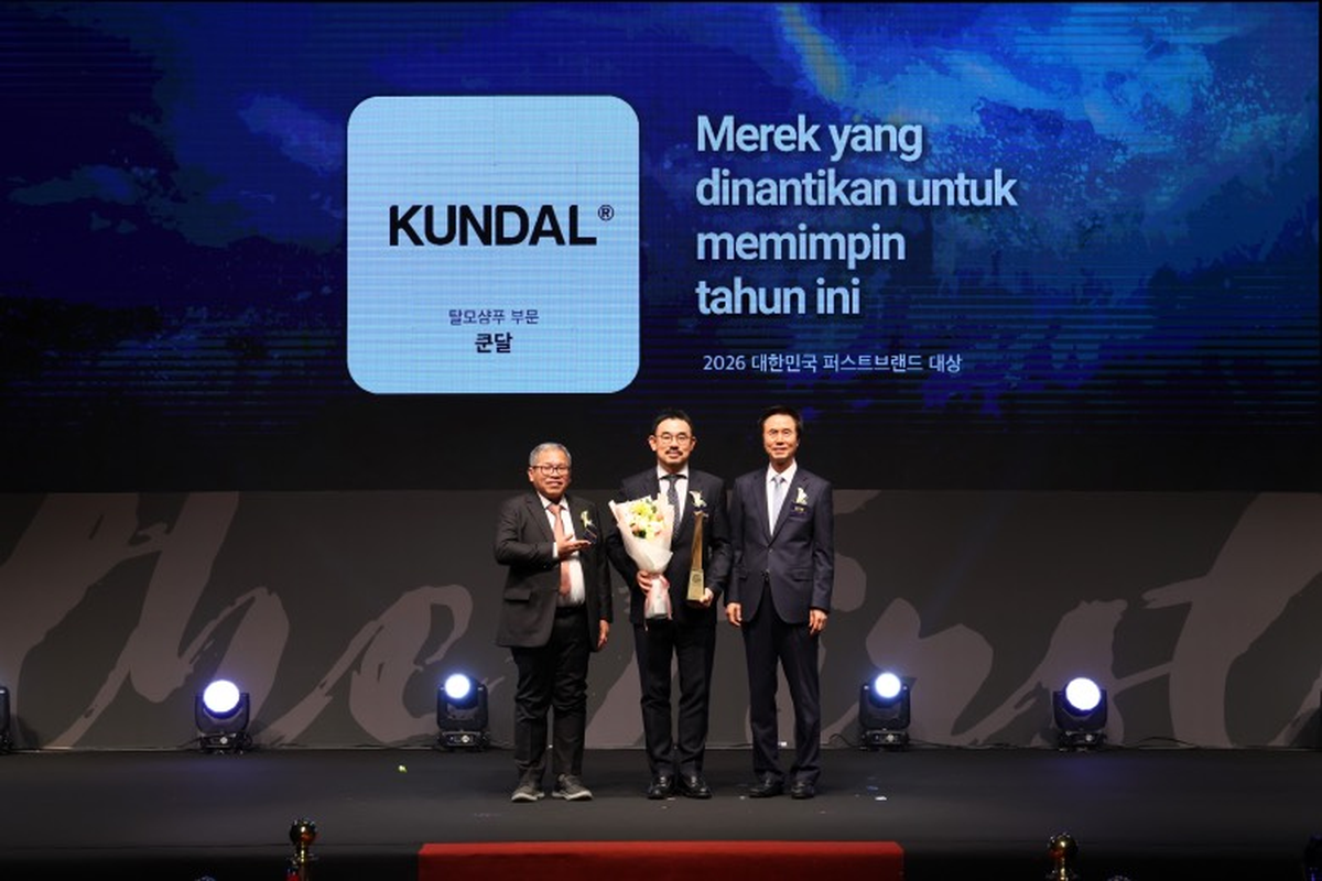 KUNDAL berhasil meraih penghargaan sebagai K-Brand yang memimpin pasar kategori perawatan rambut berdasarkan survei konsumen Indonesia. Produk sampo dan perawatan kulit kepalanya telah menjadi favorit di ratusan gerai ritel Indonesia. 