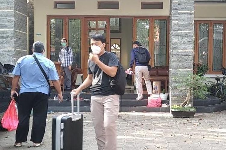 Petugas KPK membawa koper setelah menggeledah rumah Zulmi