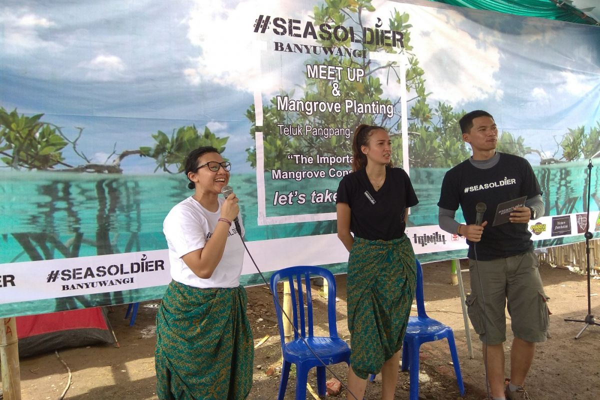 Nadine Chandrawinata (tengah) ambil bagian dalam kegiatan menanam mangrove di Perairan Kili Kili, Kabupaten Banyuwangi, Minggu (15/10/2017)