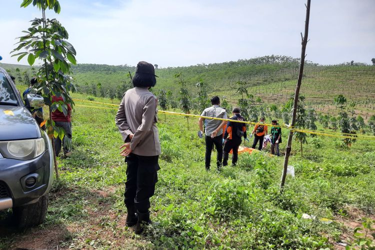 Anggota Polres Semarang melakukan okah TKP penemuan mayat di PTPN IX.