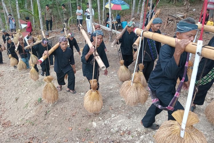 Warga memikul padi dengan alat rengkong sebelum memasukannya ke leuit atau lumbung saat Festival Nampaling di Desa Cikalong, Kecamatan Sidamulih, Kabupaten Pangandaran, kamis (19/10/2023).