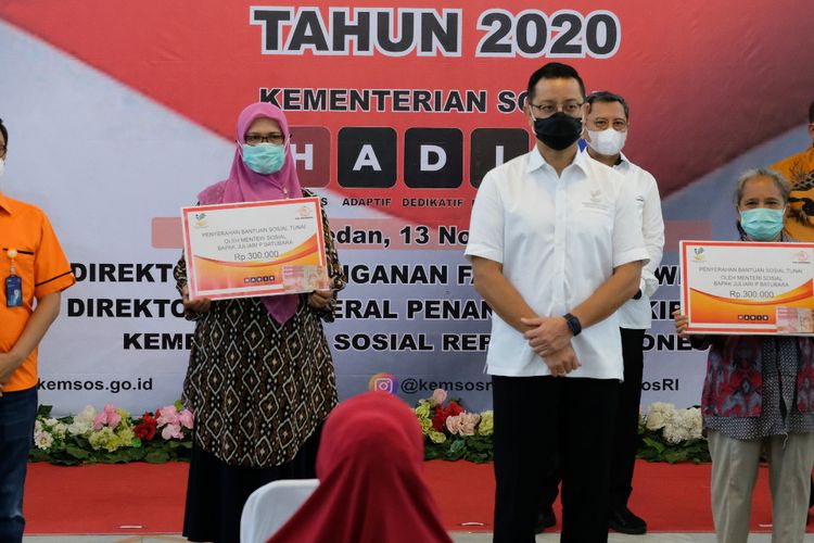 Penyaluran BST di Kota Medan, Sumatera Utara, Jumat (13/112020).


