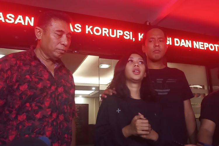 Penyanyi Karen Pooroe dan kuasa hukum, Wemmy Amanupunyo di Polres Jakarta Selatan, Senin (10/2/2020).