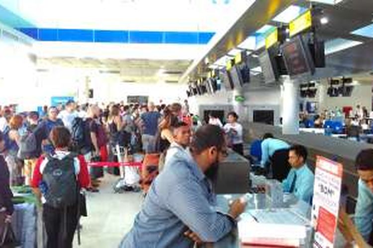 Suasana di Bandara Internasional Lombok setelah penutupan akibat debu vulkanik Gunung Barujari Rinjani.