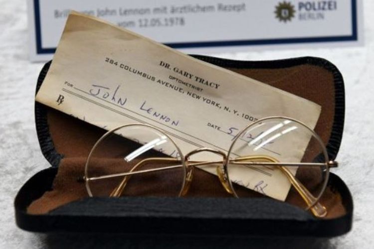 Sebuah kacamata milik John Lennon yang ditemukan di Berlin, Jerman, pada Senin (20/11/2017). (BBC)