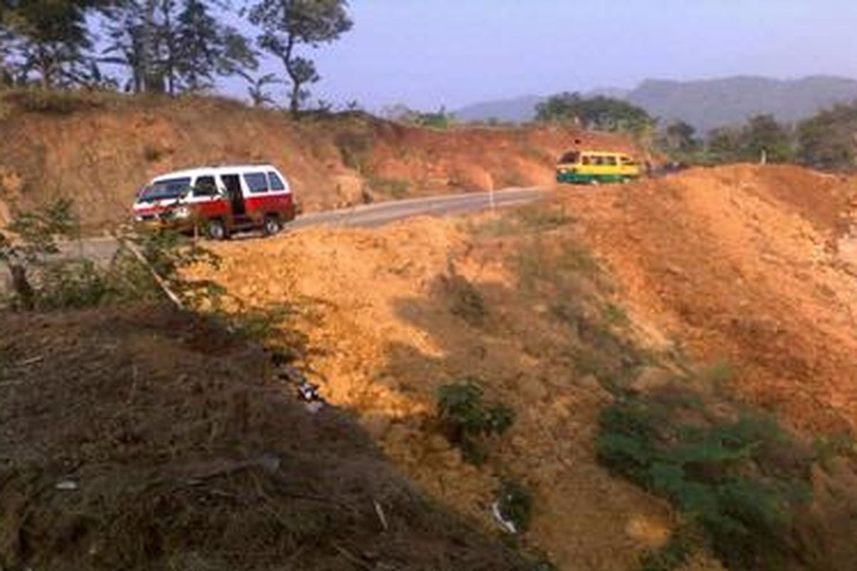 Kondisi jalan yang longsor di daerah Situraja, Kabupaten Sumedang, seperti tampak pada hari Minggu (14/8/2011).