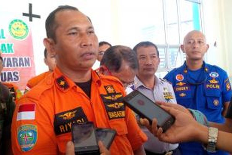 Kepala Kantor SAR Pontianak, Slamet Riyadi saat memberikan keterangan di Posko SAR Pelabuhan Rasau Jaya, Kabupaten Kubu Raya, Kalimantan Barat (15/12/2015)