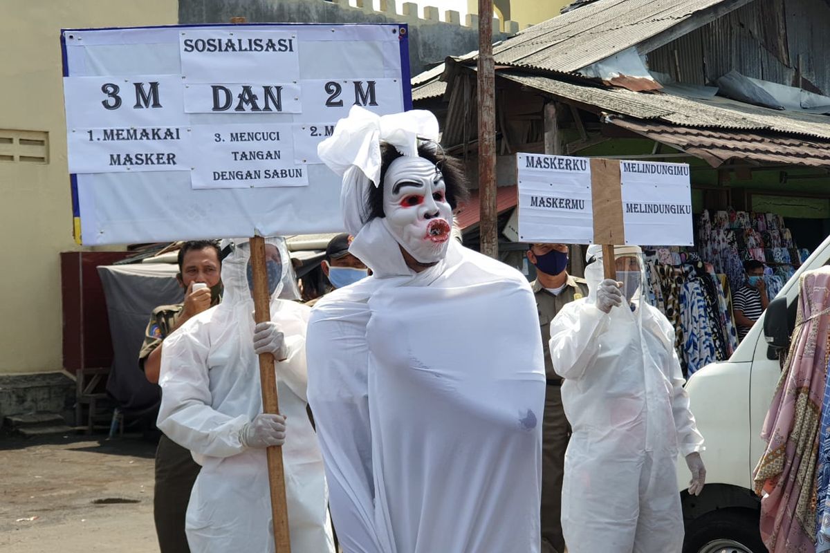 Sosialisasi protokol kesehatan menggunakan pocong-pocongan di Kecamatan Larangan Kota Tangerang, Rabu (16/9/2020)