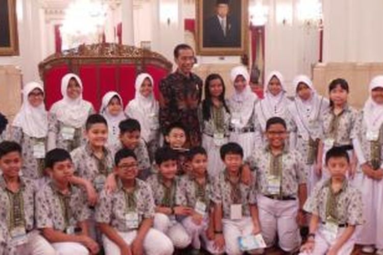 Presiden Joko Widodo bersama finalis Kalbe Junior Scientist Award di Istana Negara, Jakarta, Rabu (9/9/2015).