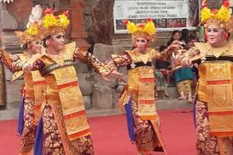Legong Muani oleh Sanggar Klasik Ardhanareswari saat pentas di Pesta Kesenian Bali (PKB) ke-38, di Denpasar, Bali, Kamis (16/6/2016).
