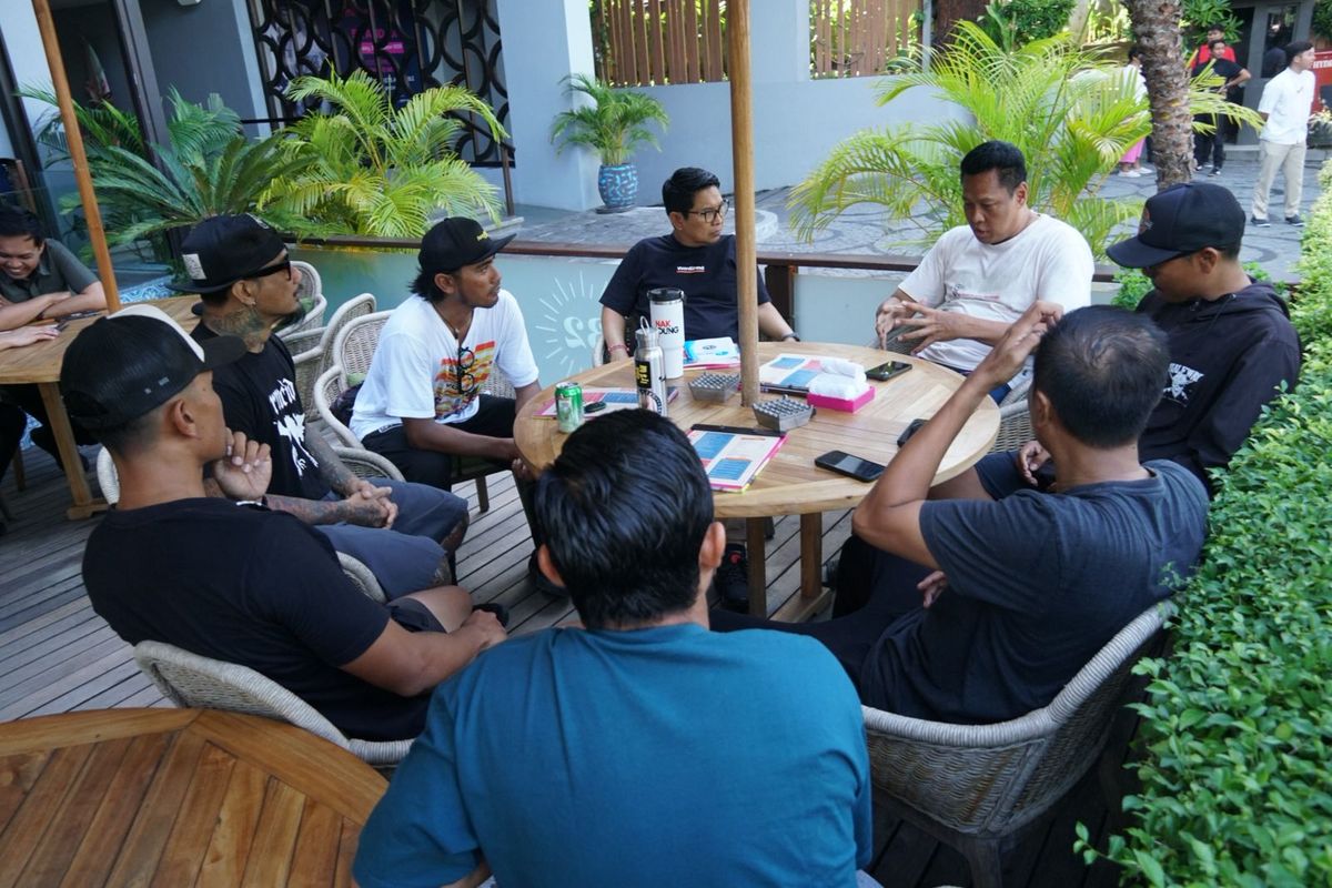 Bupati Badung I Wayan Adi Arnawa melaksanakan dialog dengan Komunitas sekitar Pantai Kuta di Skatepark Pantai Kuta, Jalan Pantai Kuta, Kuta, Kabupaten Badung
