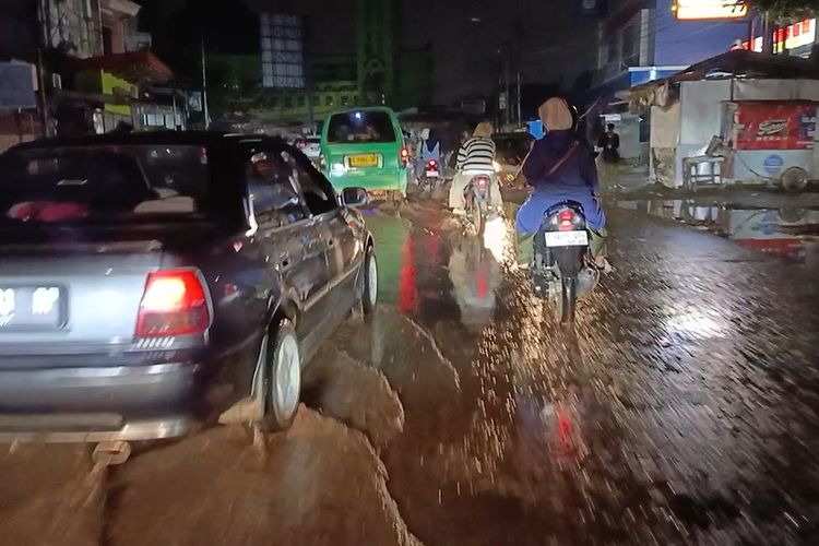 Arus lalu lintas di Jalan Raya Dayeuhkolot, Kabupaten Bandung, Jawa Barat, berangusr pulih dan sudah bisa dilalui pengendara, sebelumnya jalur tersebut sempat tersendat, lantaran luaoa sungai Citarum, Sabtu (1/11/2025)