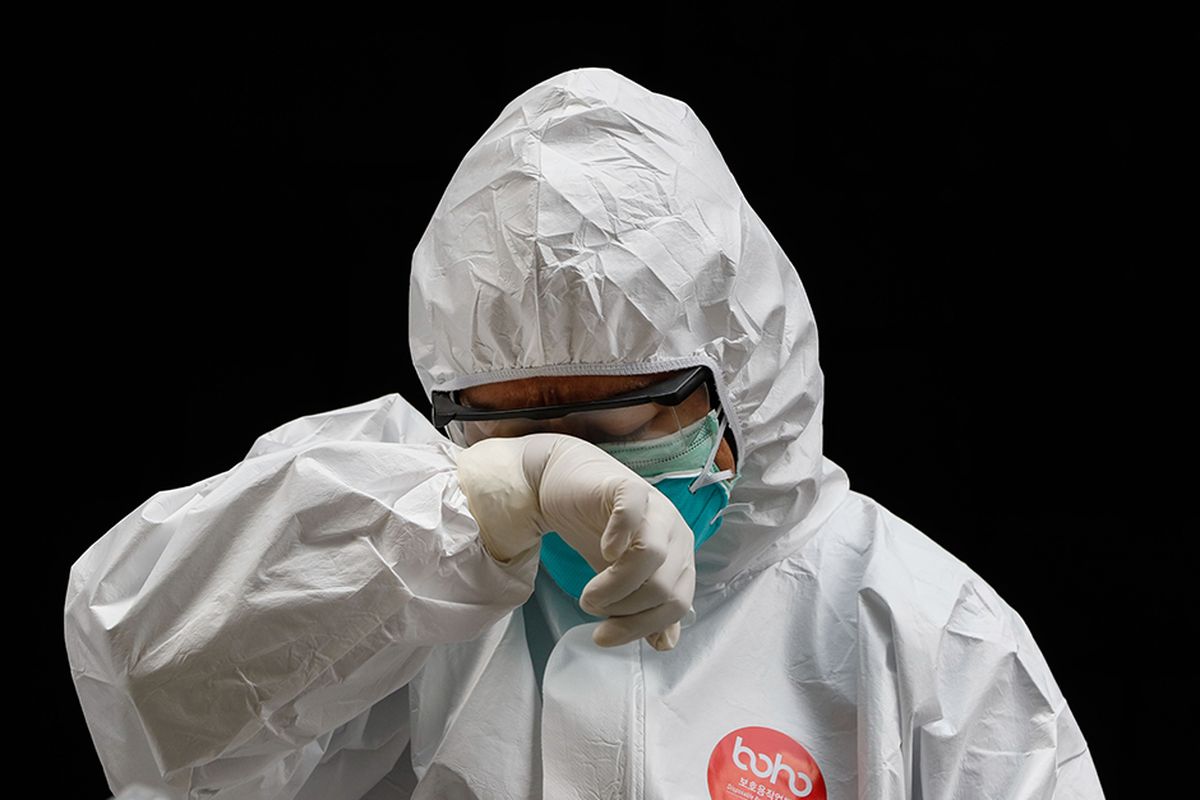 Medical worker wiping her glasses while carrying out the Covid-19 mass rapid test with the drive thru scheme at West Java on Saturday (4/4/2020).