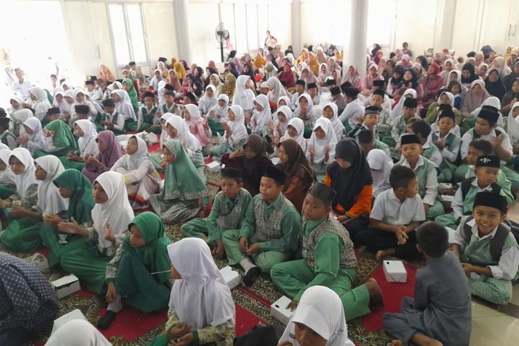 Walikota Cilegon Helldy Agustian berbincang dengan para siswa penerima beasiswa tidak mampu. 