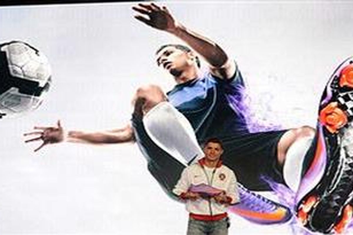 Cristiano Ronaldo saat mengenalkan sepatu barunya, Mercurial Vapor Superfly II buatan Nike. Dia akan kembali membintangi iklan produk sepatu Nike.