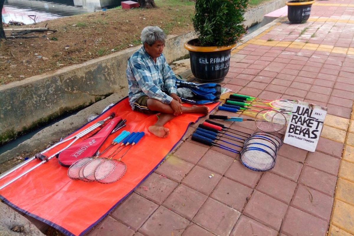 Muji, pedagang raket bulutangkis bekas di Jalan Sindang Terusan, Jakarta Utara, Rabu (23/5/2018).