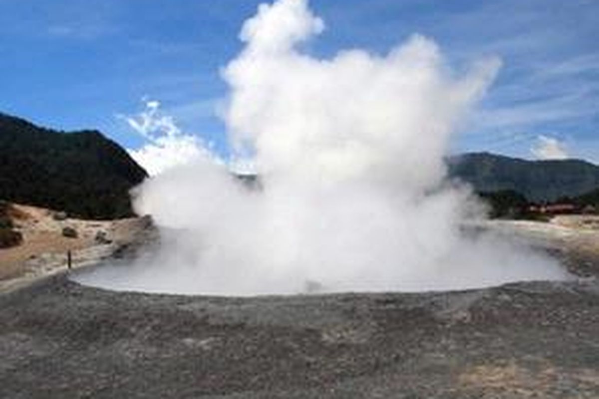 Asap mengepul dari puncak Dieng, Jawa Tengah.