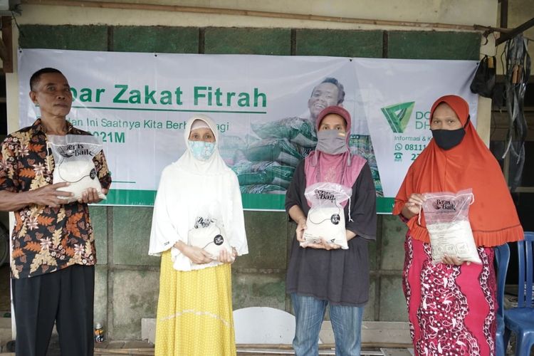 Sejumlah warga menerima bantuan beras dari program Tebar Zakat Fitrah (TZF) Dompet Dhuafa di Pati, Jawa Tengah, beberapa waktu lalu. Berkah kebaikan masyarakat muslim menunaikan zakat fitrah lebih awal, banyak masyarakat di pelosok negeri dapat tersentuh bantuan dari program tersebut.