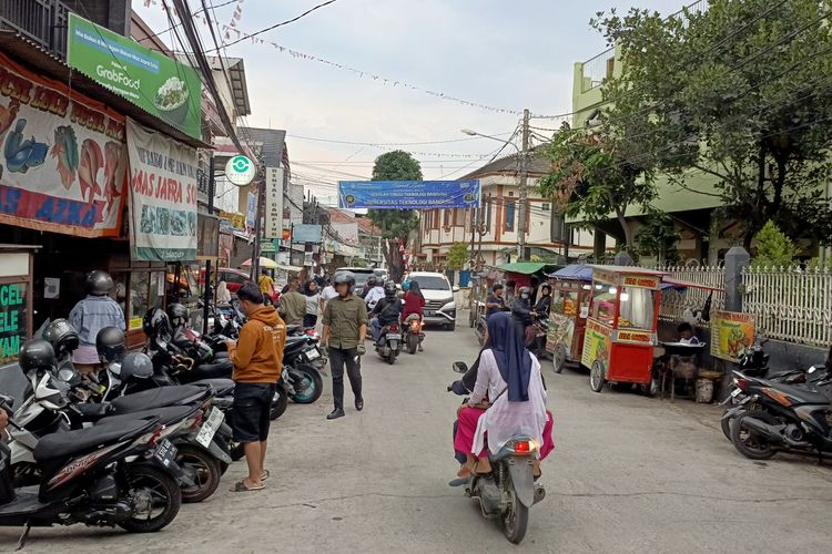 Sejumlah pengendara di Desa Sukapura, Kecamatan Dayeuhkolot, Kabupaten Bandung, Jawa Barat, terlihat menepi usai merasakan gempa berkekuatan 5,3 yang berasal dari Kabupaten Sukabumi, Jawa Barat, Minggu (15/9/2024)