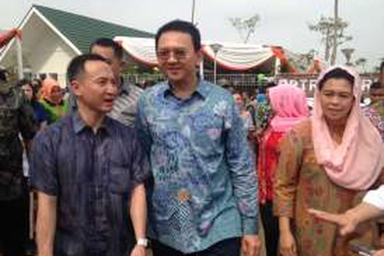 Gubernur DKI Jakarta Basuki Tjahaja Purnama bersama Yenny Wahid dari Wahid Institute menghadiri acara bersama di Rusunawa Daan Mogot, Jakarta Barat, Sabtu (5/3/2016). 


