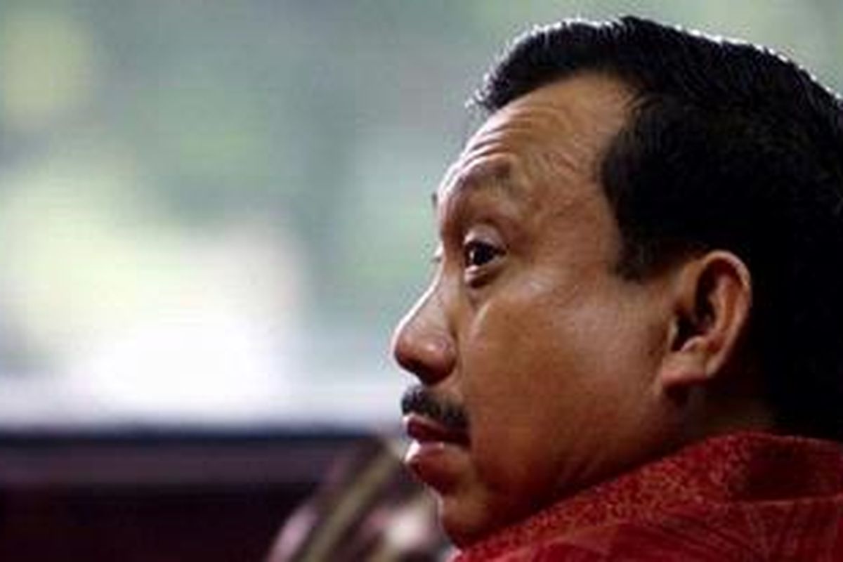 Mantan politisi partai Golkar, Hamka Yandhu sesaat sebelum menjalani sidang di Pengadilan Tindak Pidana Korupsi (Tipikor), Kuningan, Jakarta Selatan, Senin (17/5/2010). Hamka Yandhu divonis 2 tahun 6 bulan penjara dan denda Rp 100 juta subsider tiga bulan atas kasus suap pemilihan Deputi Gubernur Senior (DGS) Bank Indonesia. 