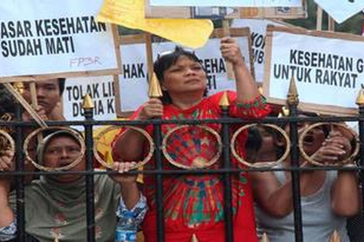Warga yang tergabung dalam Front Pengawal Program Pro Rakyat menggelar aksi di depan Balaikota DKI Jakarta, Kamis (30/5/2013). Dalam aksi itu mereka menuntut pembatalan kerjasama dengan PT Askes terkait pengelolaan Kartu Jakarta Sehat.
