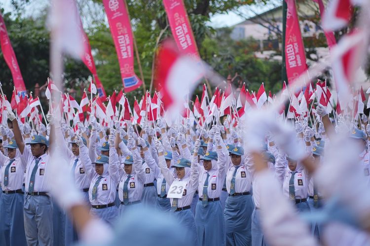 Ribuan siswa SMP dan SMA Kabupaten Klaten mengikuti aubade HUT ke-78 Kemerdekaan RI di Alun-alun Klaten, Kamis (17/8/2023)