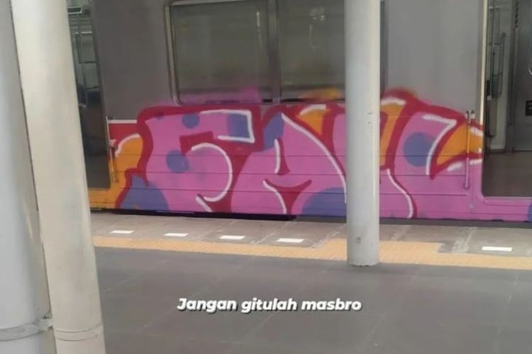 Aksi vandalisme di gerbong KRL.
