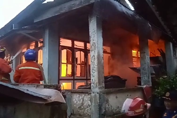 Rumah di Jalan Teuku Umar yang diduga dibakar cucu sang pemilik rumah, Senin (24/10/2022) pagi.