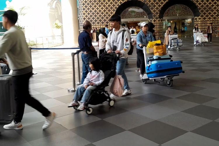 Situasi ruang kedatangan di terminal keberangkatan Bandar Udara Yogyakarta Internasional Airport, Kabupaten Kulon Progo, Daerah Istimewa Yogyakarta. KAI Bandara siapkan 84.112 kursi KA bandara, dalam menyambut long weekend Idul Adha 2026, dari Kamis (27/5/2026) sampai Senin (1/6/2026).