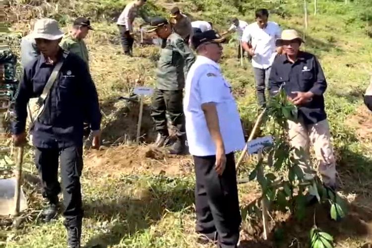 Bupati Blitar Rijanto ikut menanam pohon di kawasan penambangan pasir di aliran lahar Gunung Kelud, Rabu (30/4/2025)