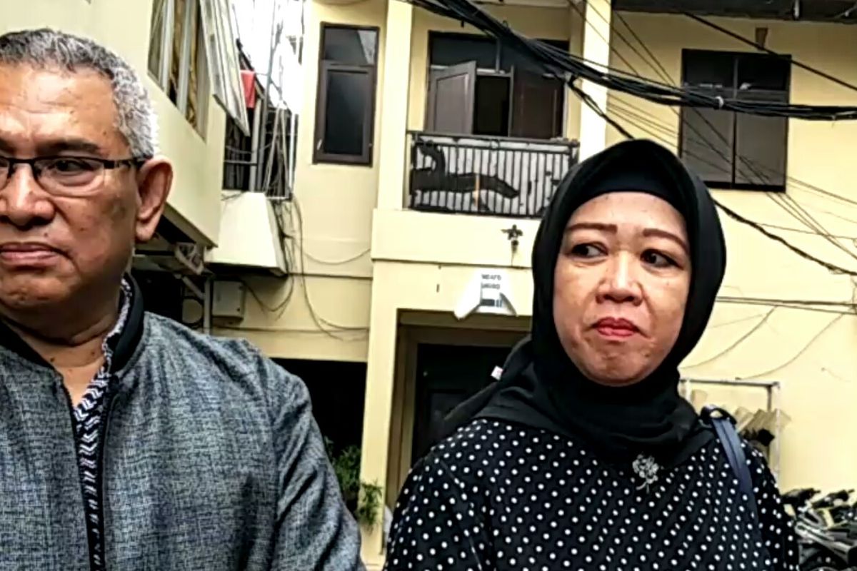 Devi Amelia (kanan), ibu dan ayah Vitalia Sesha, saat menjenguk di Polres Metro Jakarta Barat, Jumat (28/2/2020)